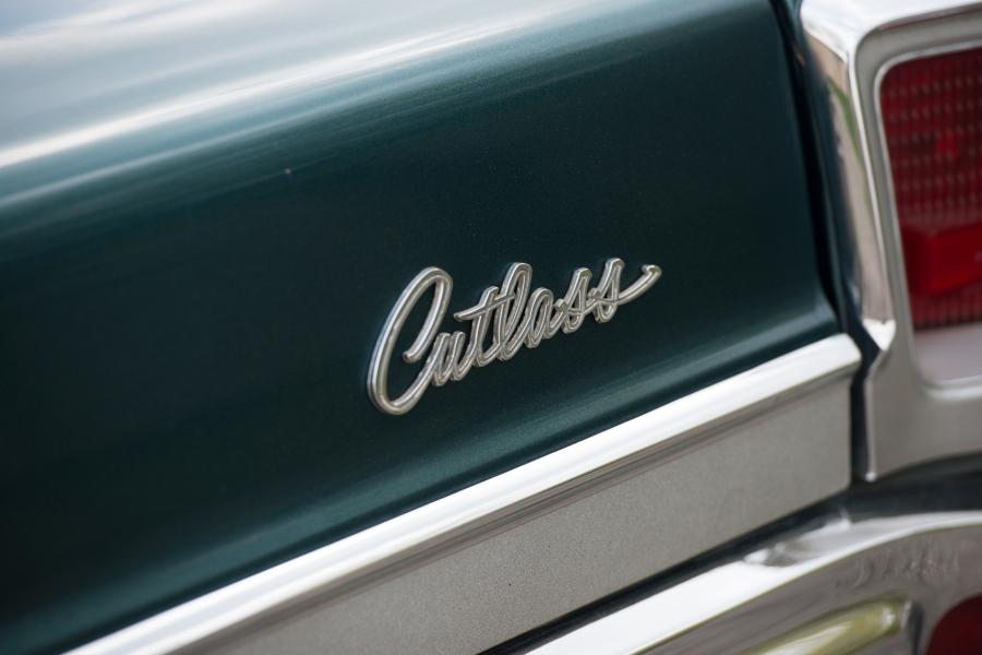 Логотип Oldsmobile Cutlass Supreme Holiday Coupe (3807) 1967 года  (фото 9 из 11)
